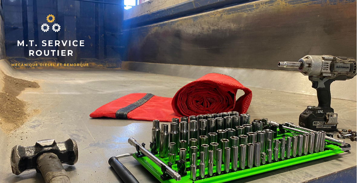 Une perceuse, un marteau, une cravate et un tas d'outils sont sur une table.