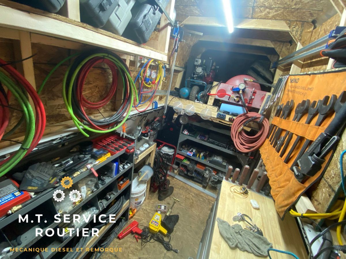 Un garage rempli d'outils et un panneau indiquant mt service routier