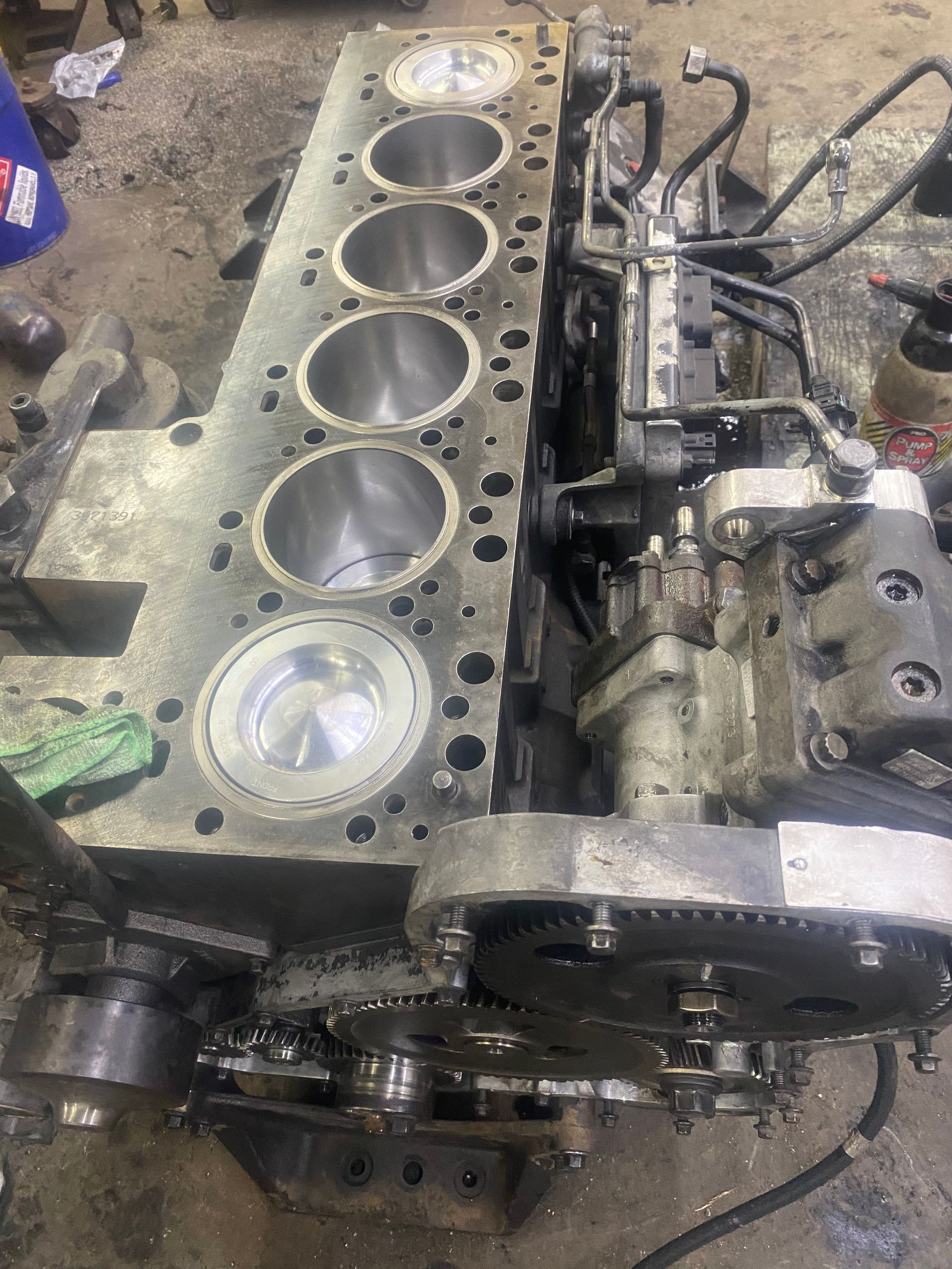 Un gros moteur est en cours de réparation dans un garage.