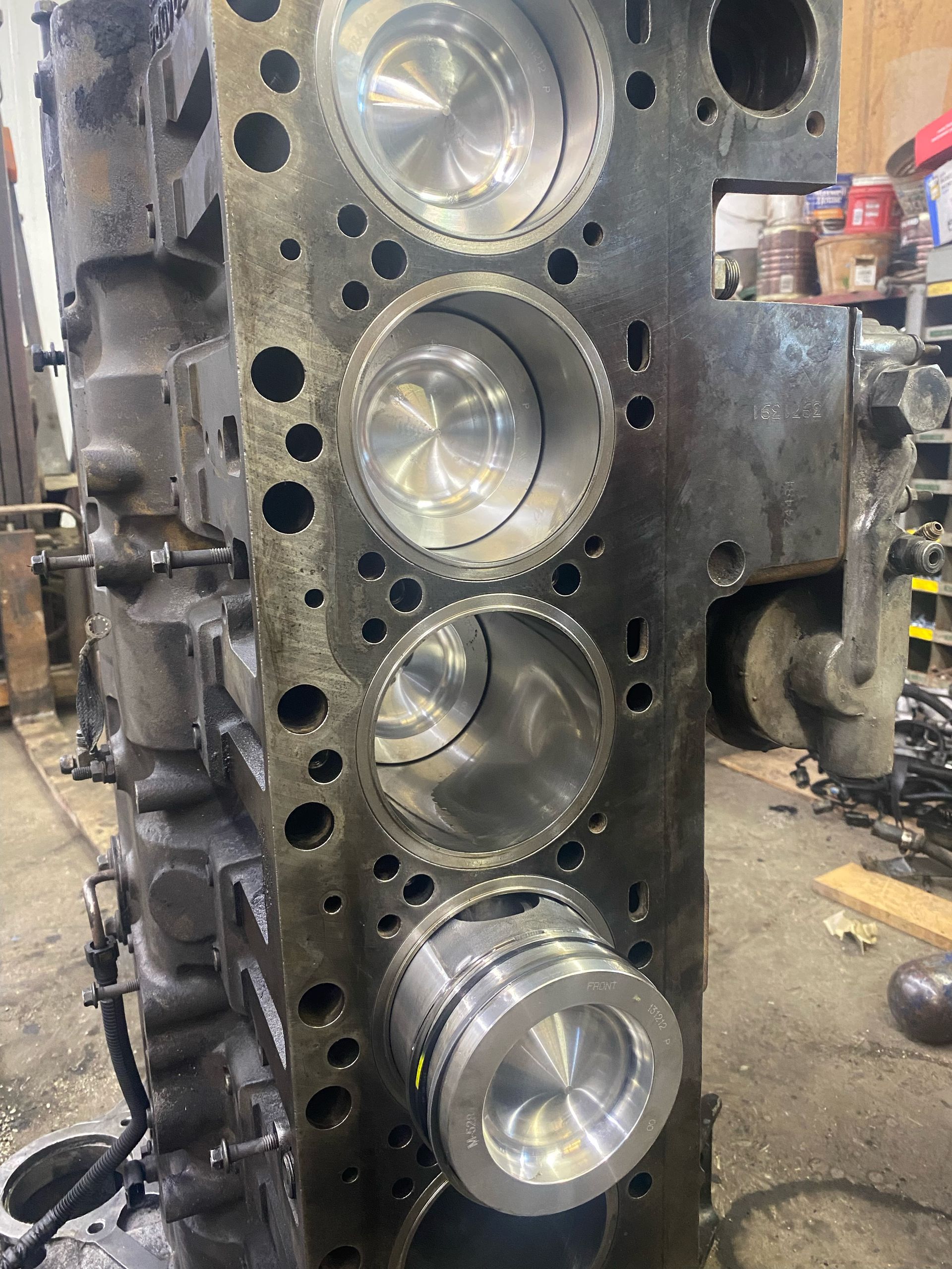 Un gros plan d'un bloc-cylindres avec des pistons à l'intérieur.