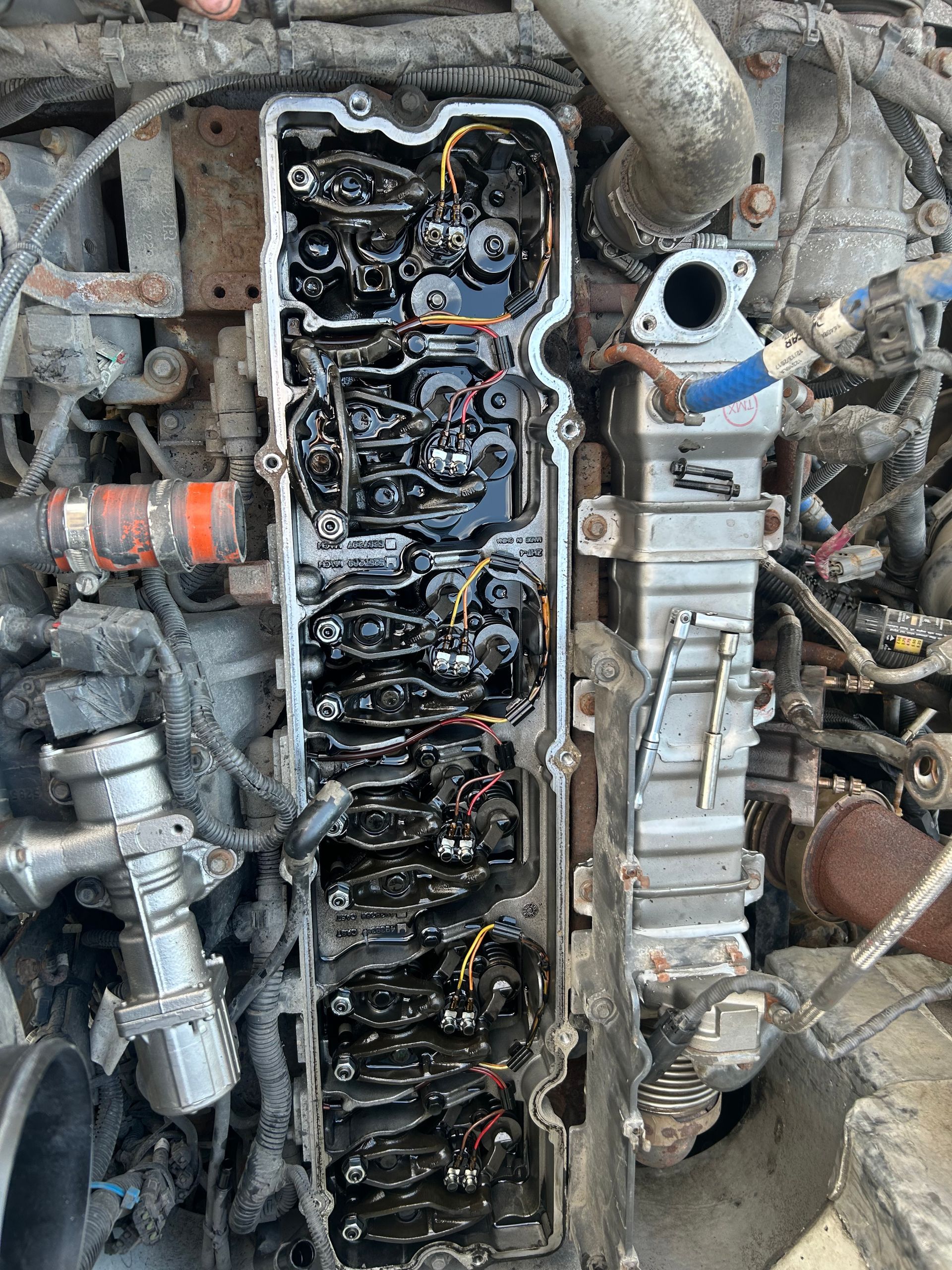 Un gros plan d'un moteur sale avec beaucoup d'huile dessus.