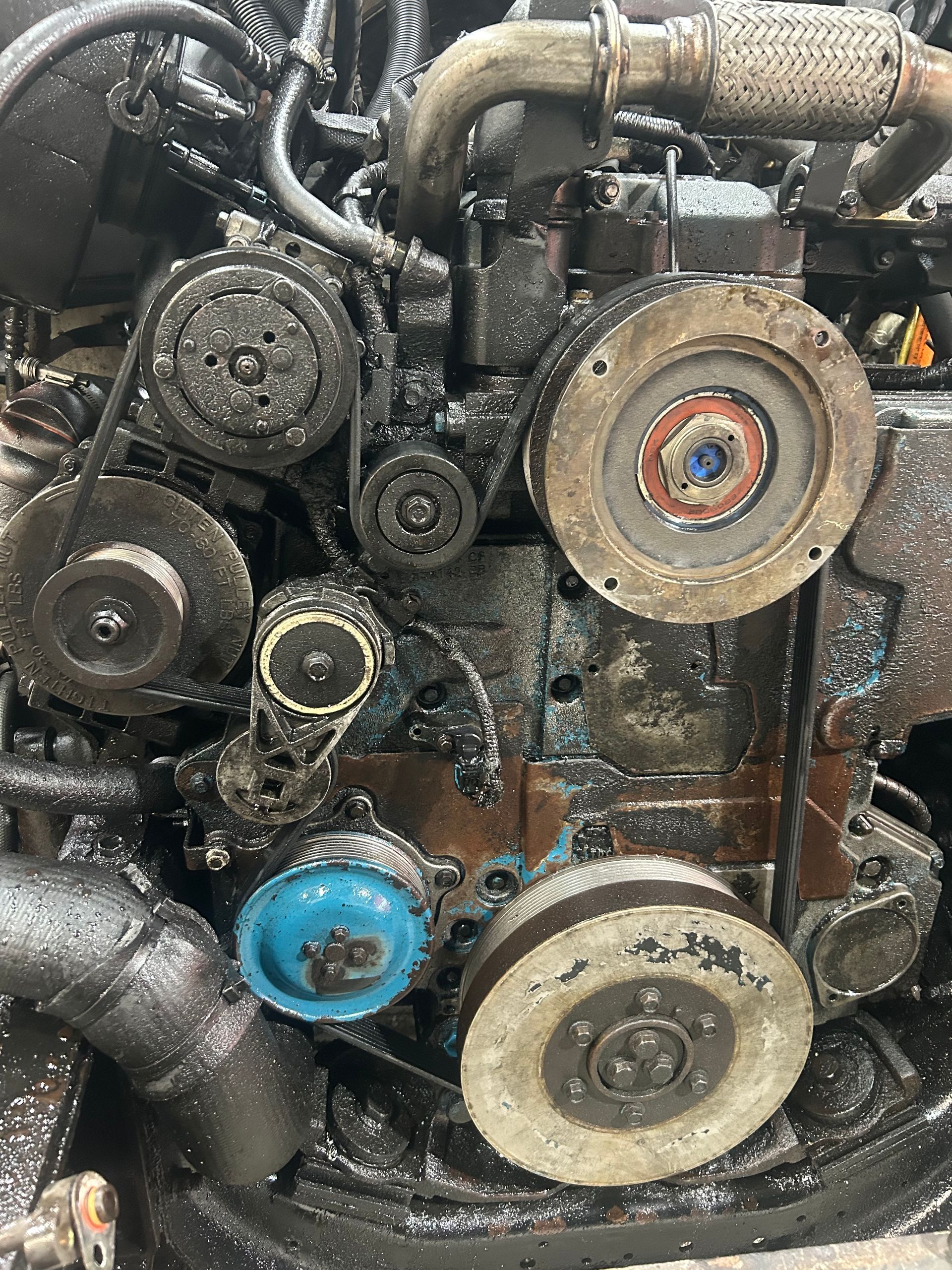Un gros plan d'un moteur sale avec beaucoup d'engrenages.