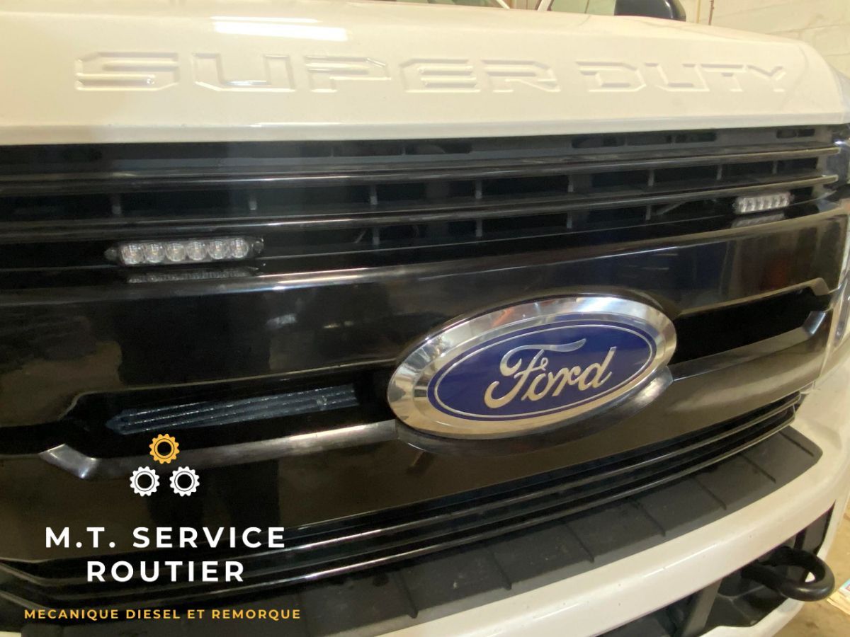L'avant d'un camion Ford Super Duty est montré.