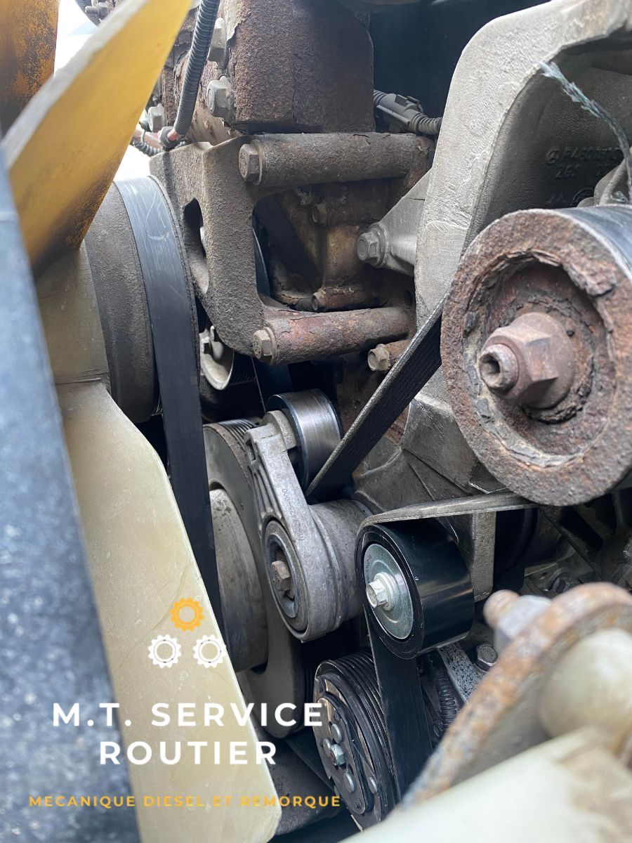 Gros plan d'une courroie sur un moteur de voiture