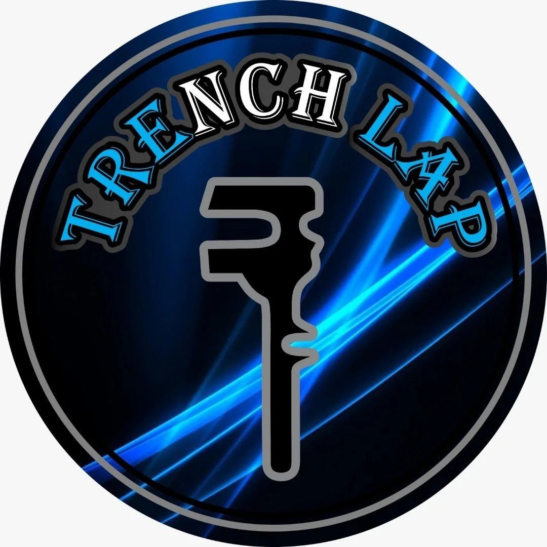 Logotipo de Trench Lap con rayas azules y una llave inglesa negra dentro de un emblema circular negro.