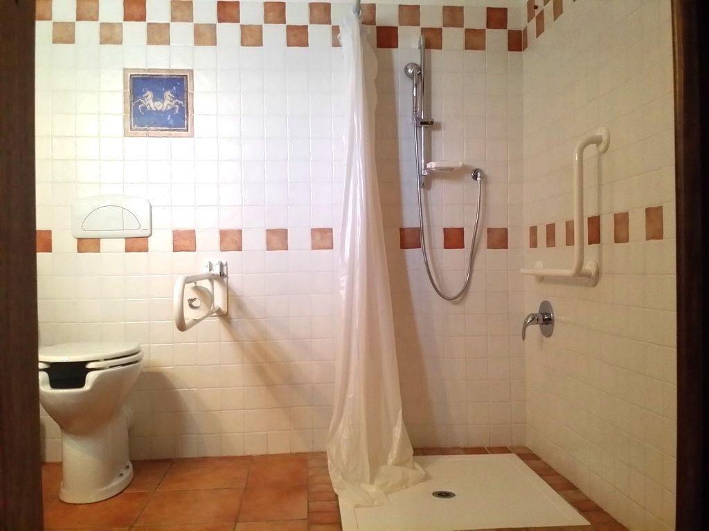 bagno con accesso disabili