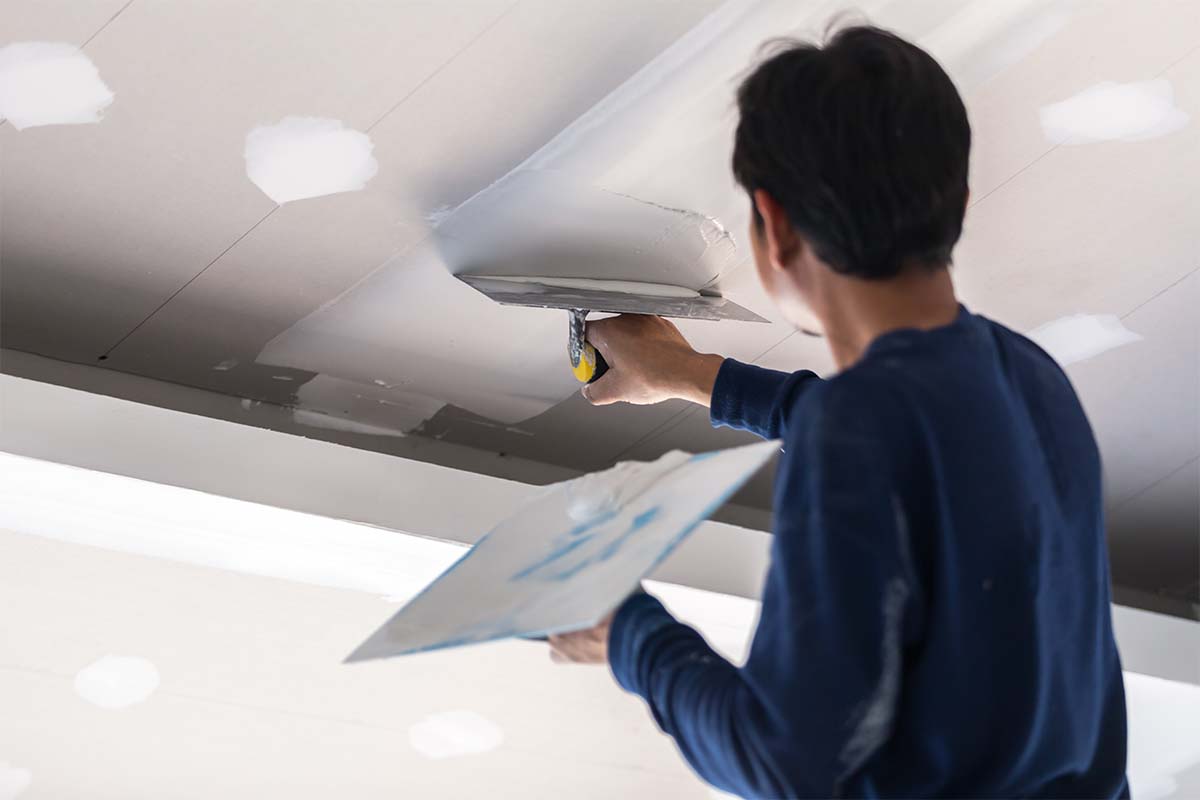 Cairns Plasterer Setting Joins In New Home Build
