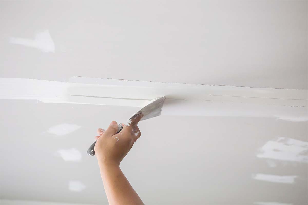 Plasterer Setting Join With Topcoat Compound