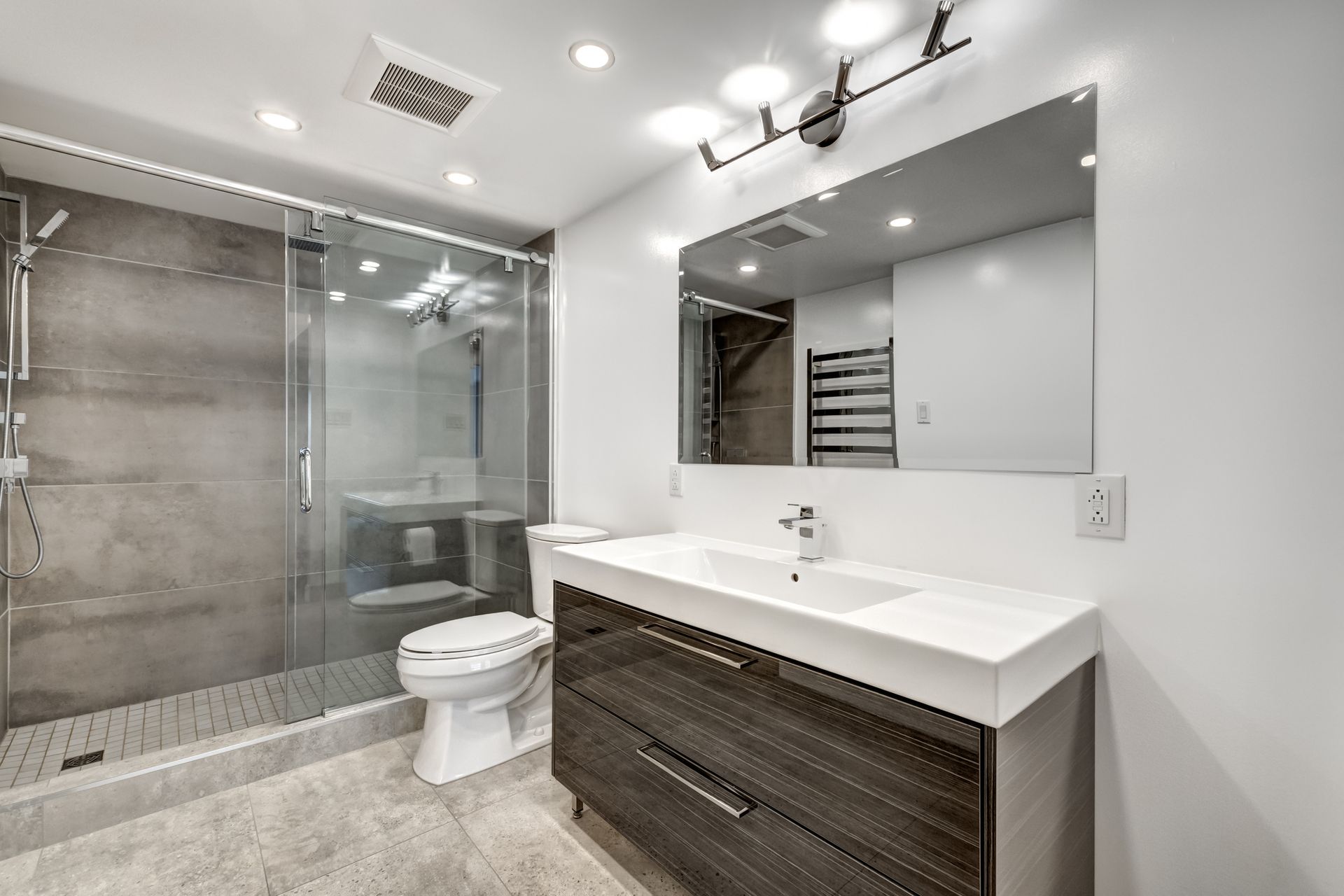 Picture of a luxury modern renovated bathroom.