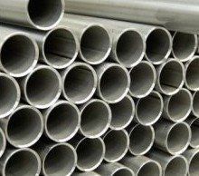 Tubi metallici impilati in una vista ravvicinata, che mostrano le aperture circolari e l'aspetto metallico.