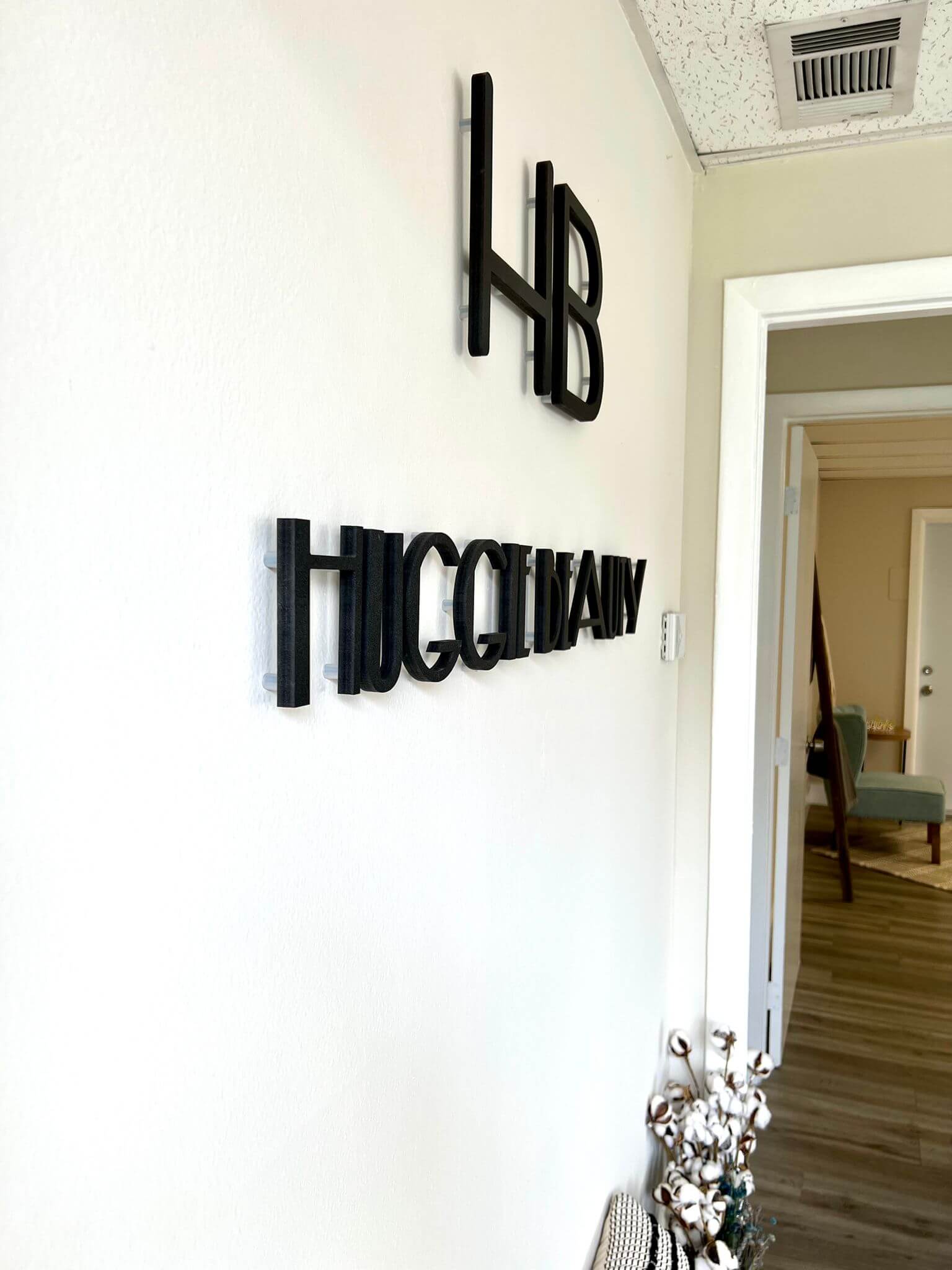 huggie beauty logo