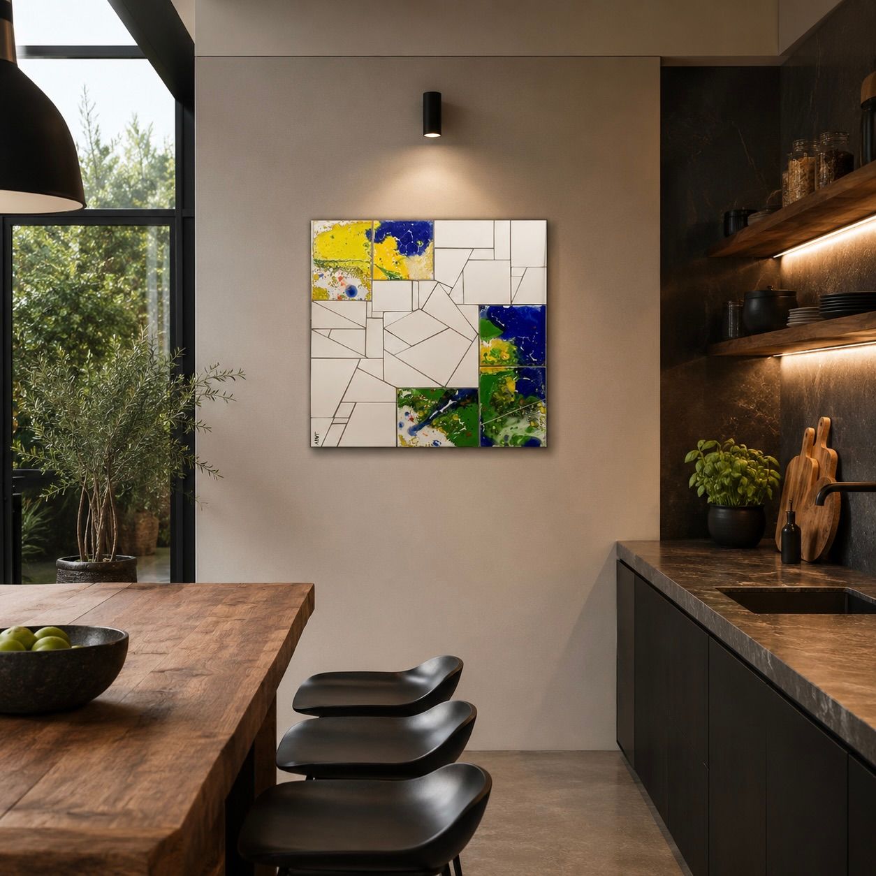 Moderne keuken met houten tafel, zwarte krukken, abstracte muurdecoratie en een groot raam met een plant ernaast.