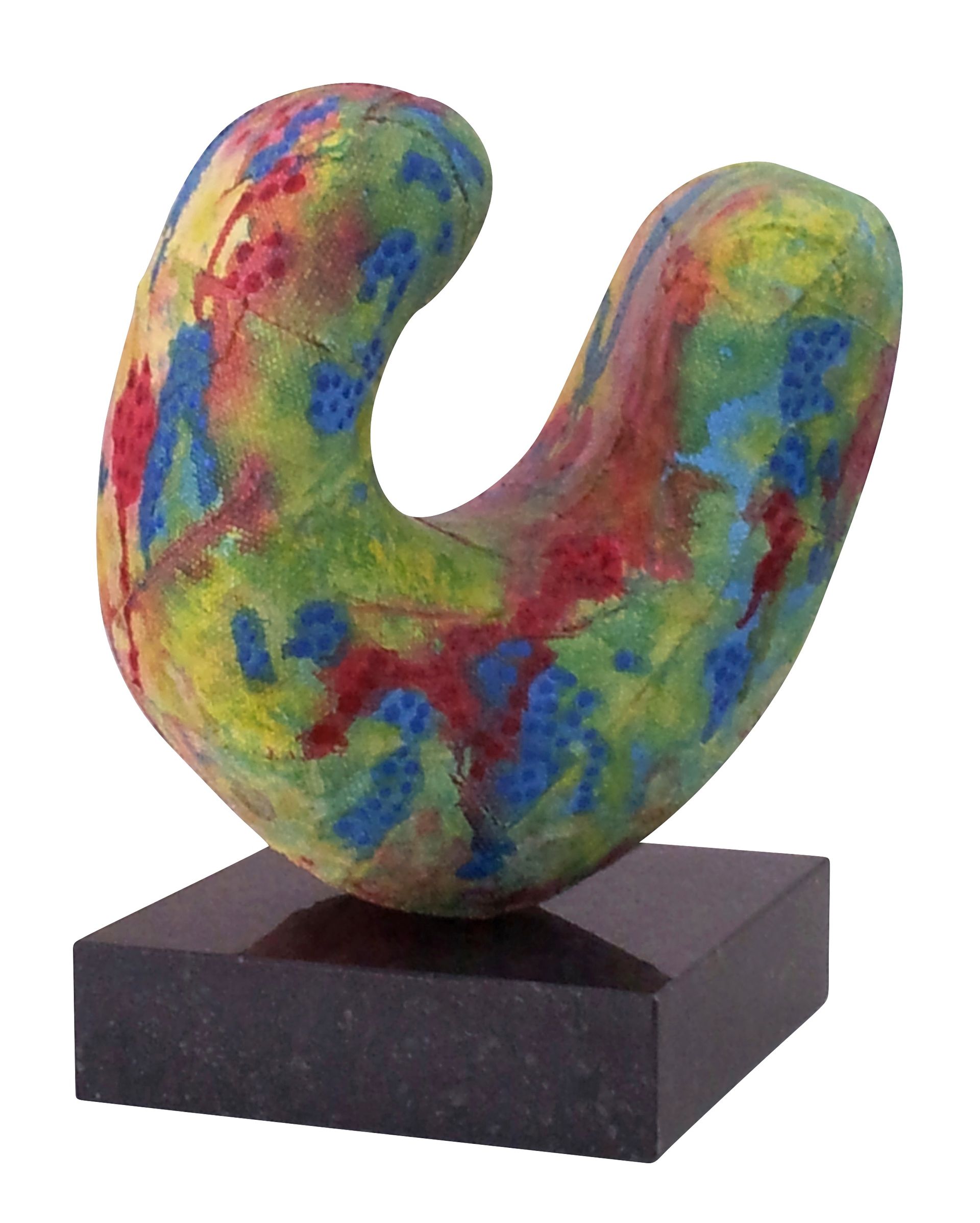 Abstracte, veelkleurige U-vormige sculptuur op een donkere, vierkante sokkel.