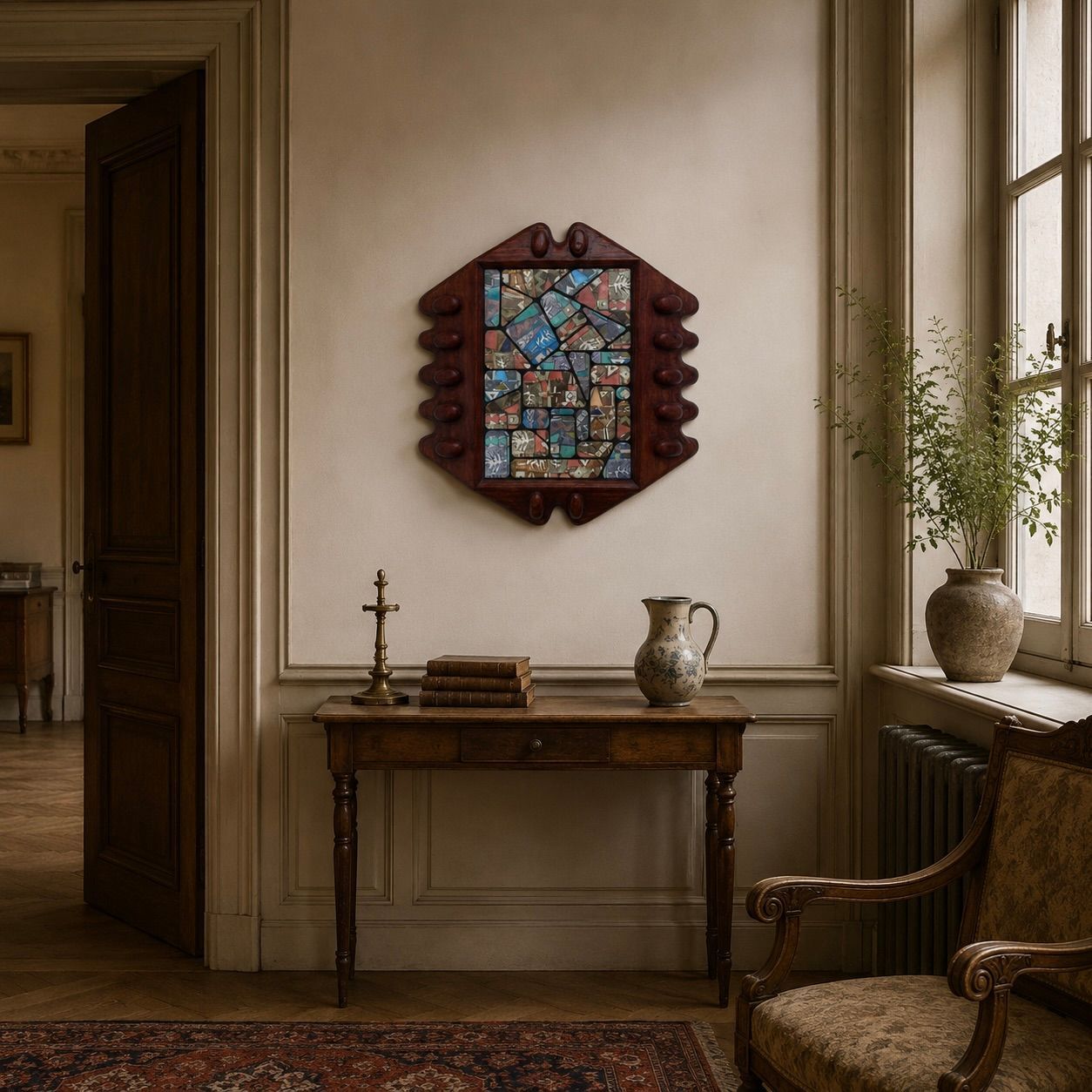Elegante hal met een houten console, glas-in-loodkunst aan de muur en een stoel bij een raam met een potplant.