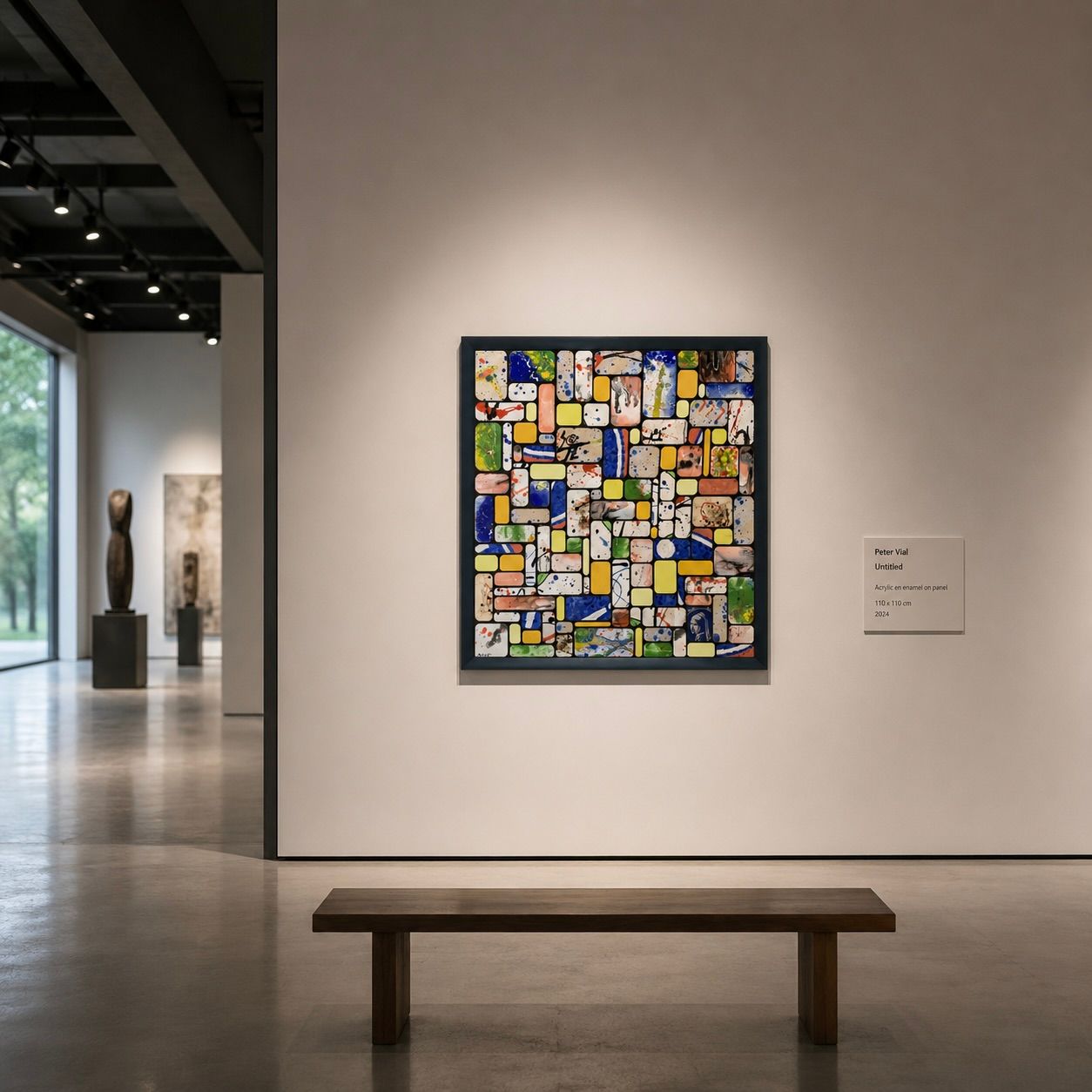 Moderne kunstgalerie met een kleurrijk abstract schilderij aan de muur en een houten bank ervoor.