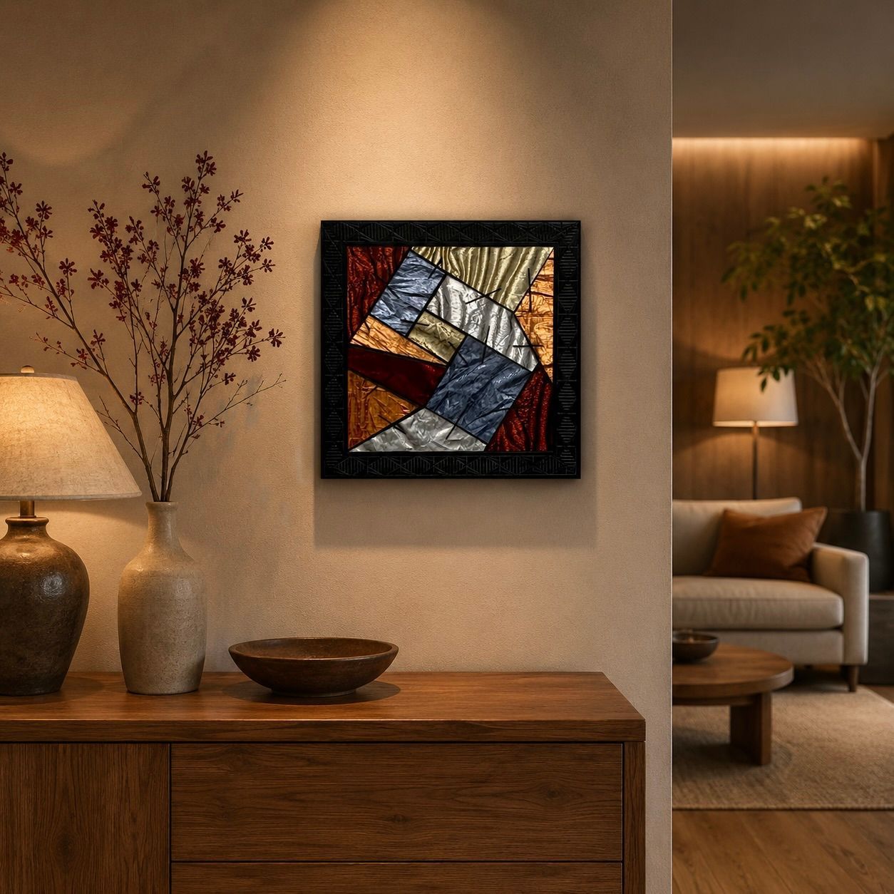Woonkamer met abstracte muurkunst boven een houten dressoir, vazen en warme sfeerverlichting.