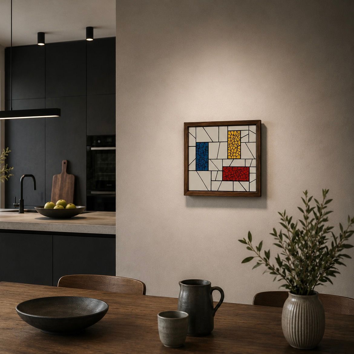 Moderne eetkamer met houten tafel, keramisch servies, potplant en abstracte muurdecoratie in warm licht.