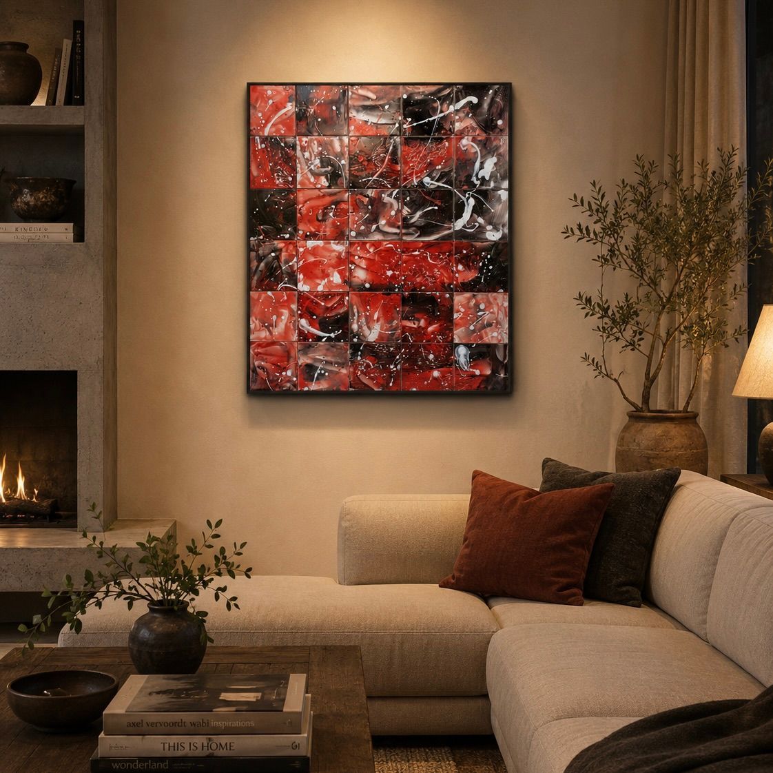 Gezellige woonkamer met abstracte rood-zwarte muurdecoratie boven een beige hoekbank en een brandende open haard.