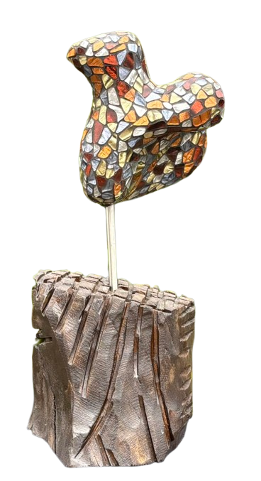 Abstracte mozaïeksculptuur van een vogel, geplaatst op een gebeeldhouwde houten sokkel op een dunne metalen staaf.