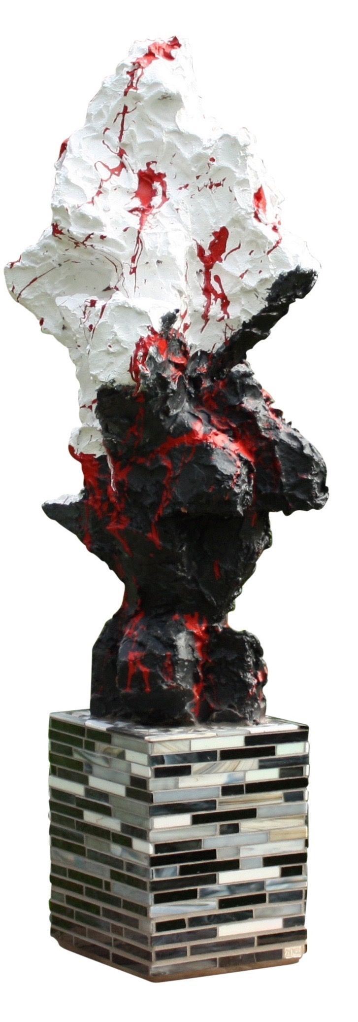 Abstracte sculptuur in rood, zwart en wit op een gestapelde rechthoekige sokkel, die doet denken aan rook of vlammen.