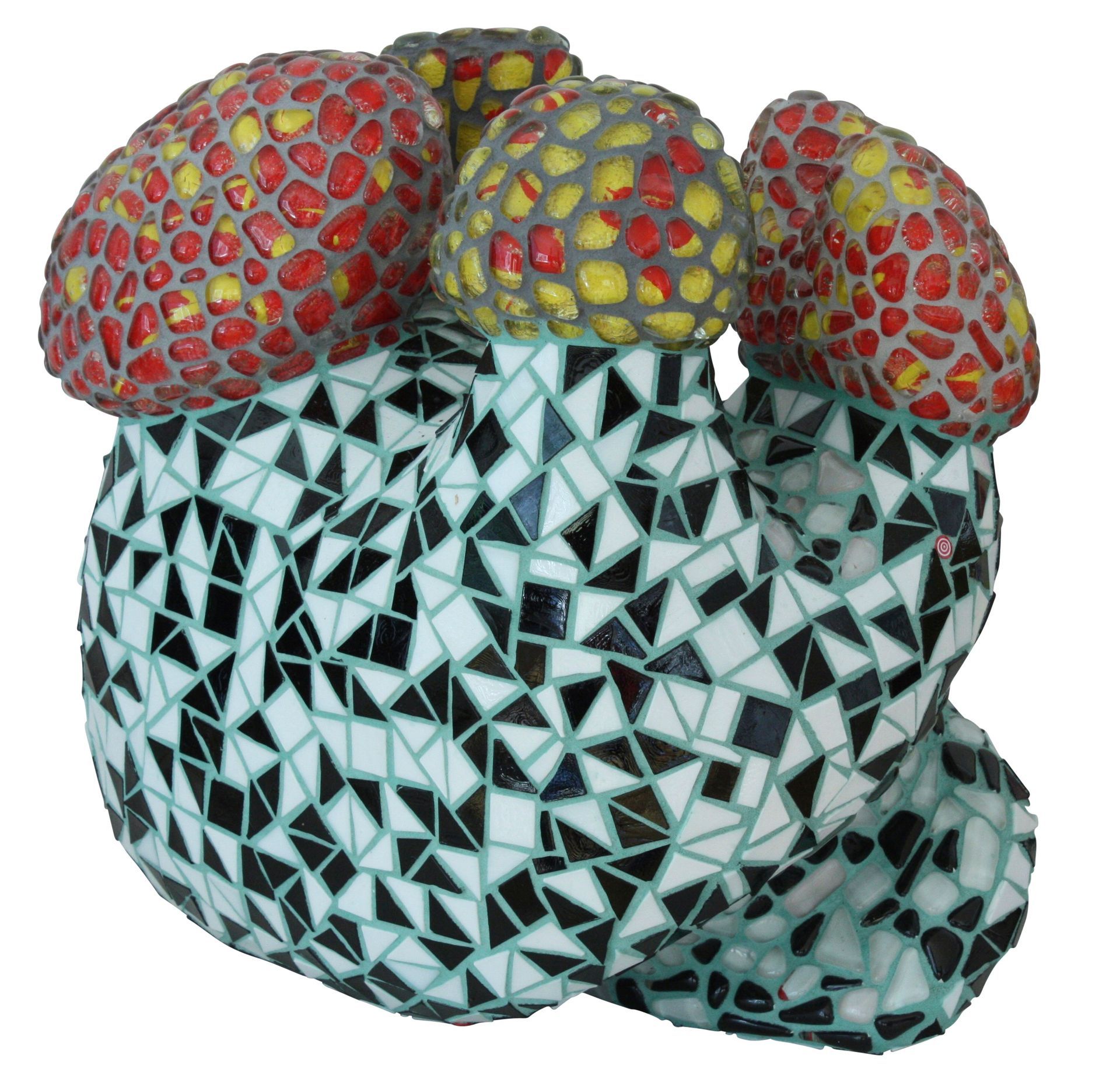 Abstracte mozaïeksculptuur met rode en groene koepelvormige toppen op een witte achtergrond.