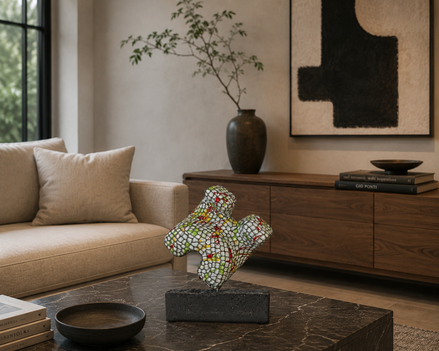 Moderne woonkamer met beige bank, houten console, vaas, wanddecoratie en een abstract bloembeeld op een salontafel.
