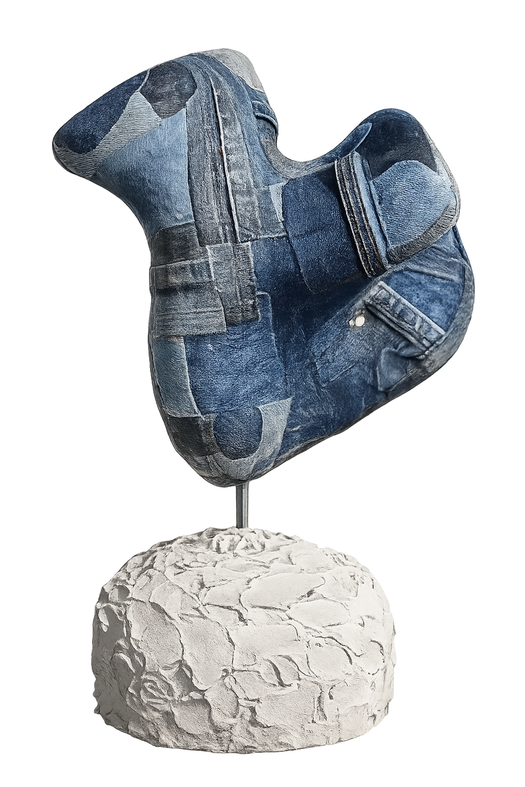 Abstracte sculptuur van blauwe denim op een metalen staaf, gemonteerd op een ruwe witte stenen sokkel.