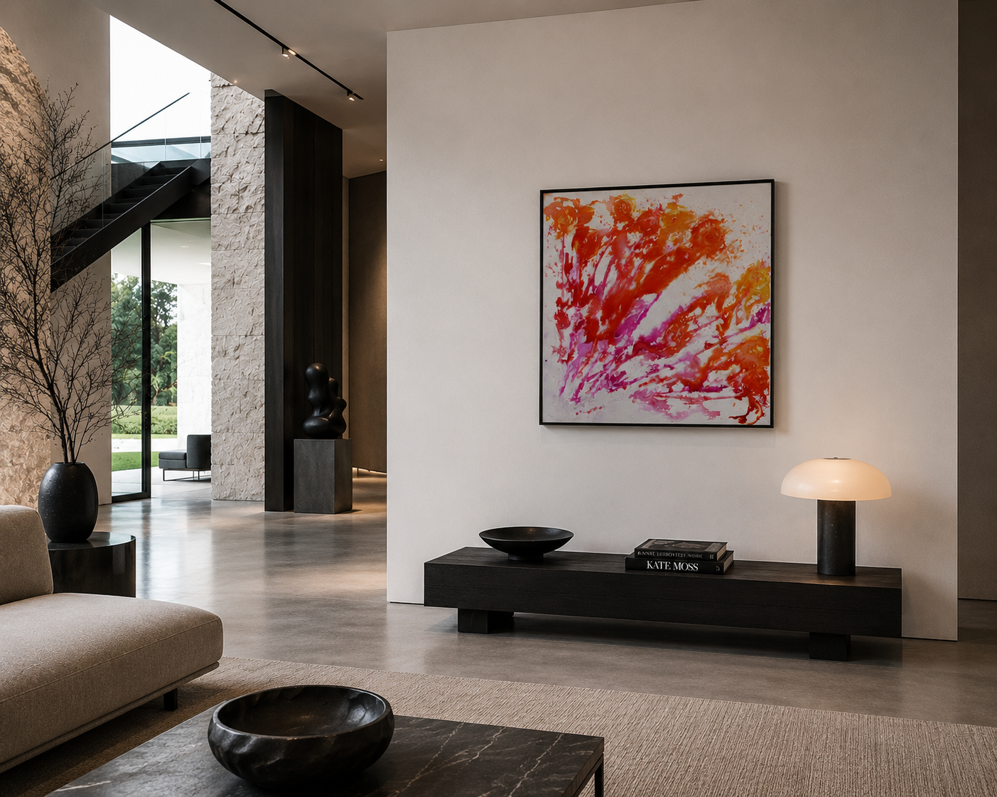 Moderne woonkamer met abstract rood kunstwerk, lage zwarte console, beige bank en warme lampverlichting.