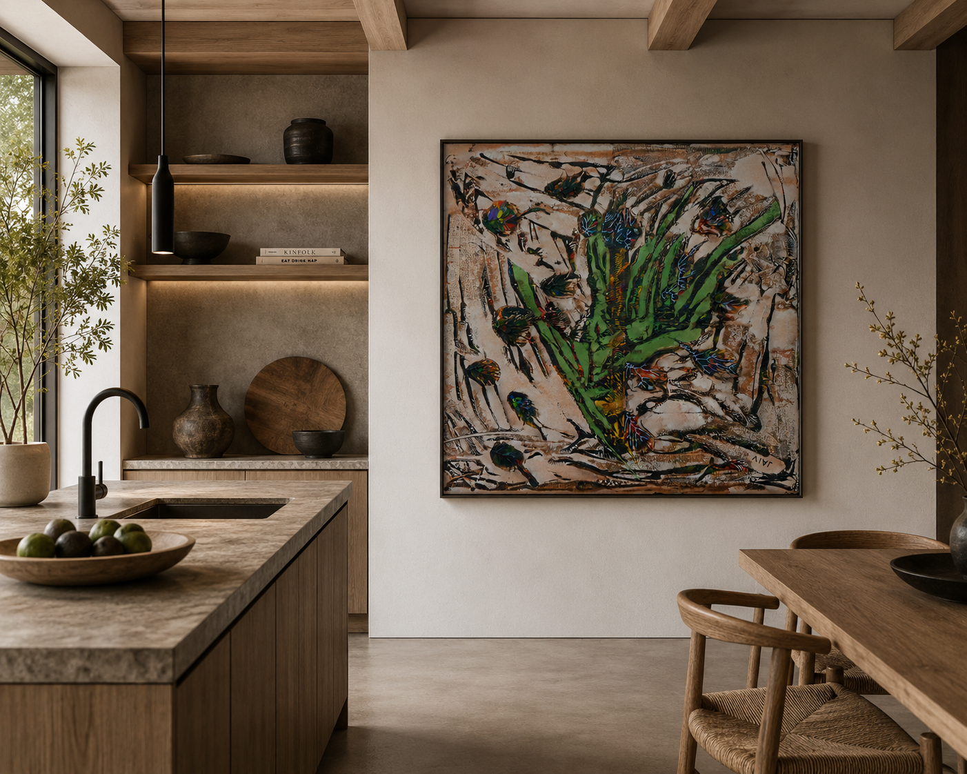 Moderne keuken-eetkamer met houten planken, stenen kookeiland en grote abstracte muurdecoratie.