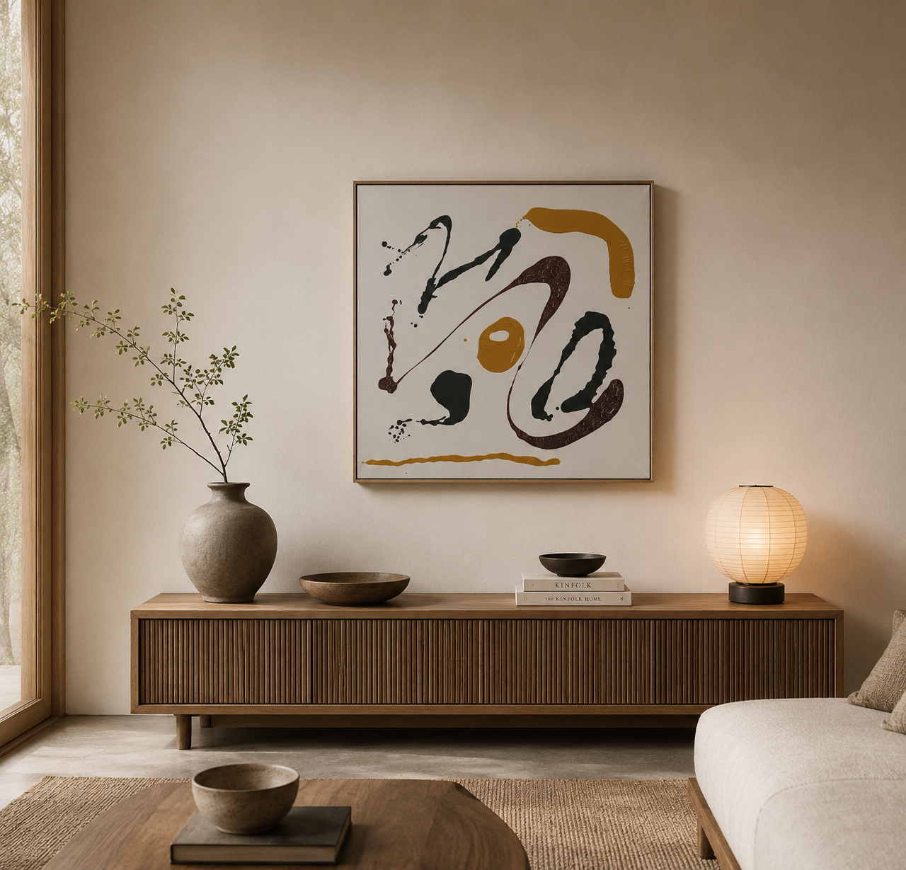Minimalistische woonkamer met abstracte muurkunst, houten console, lamp en decoratie in neutrale tinten.