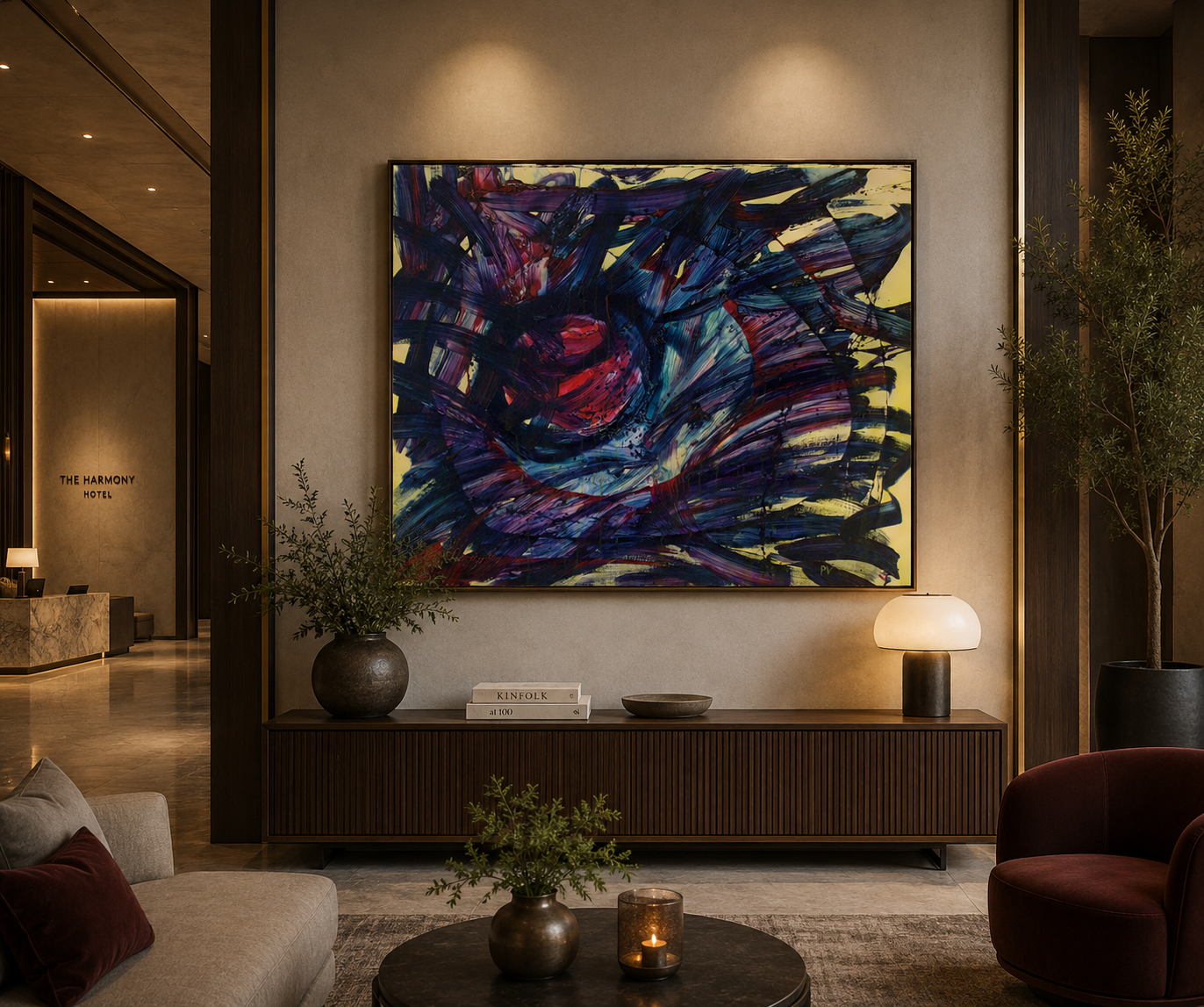 Moderne woonkamer met een groot abstract schilderij, warme verlichting en donkerhouten meubels.
