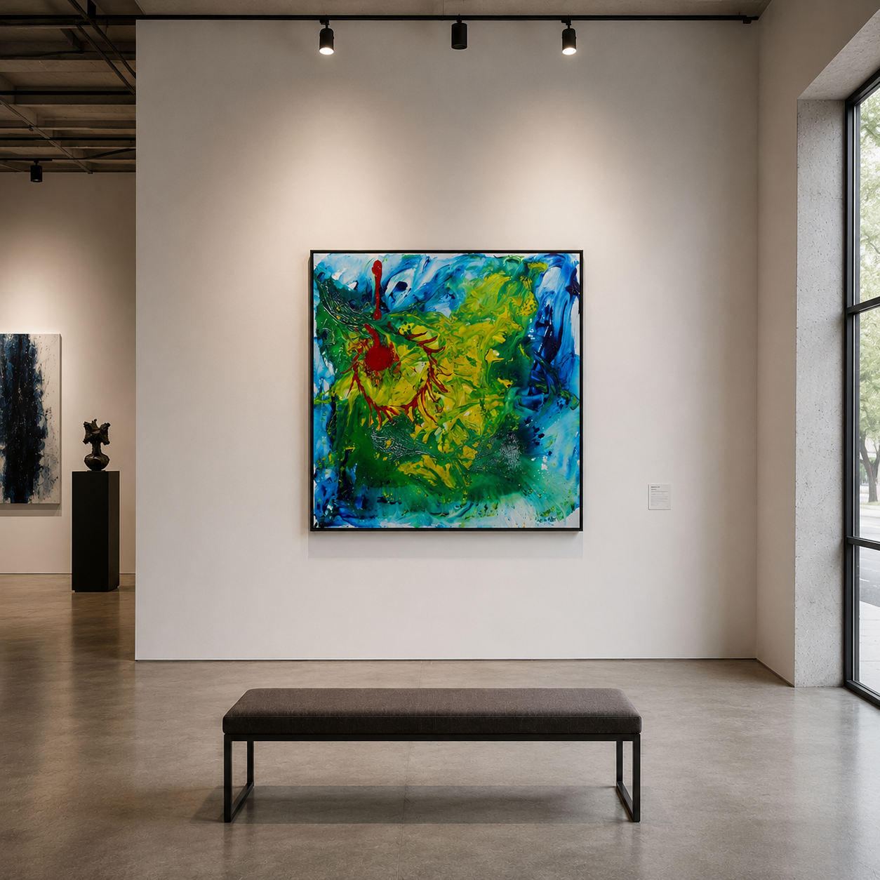 Modern galerie-interieur met een kleurrijk abstract schilderij en een bankje eronder.