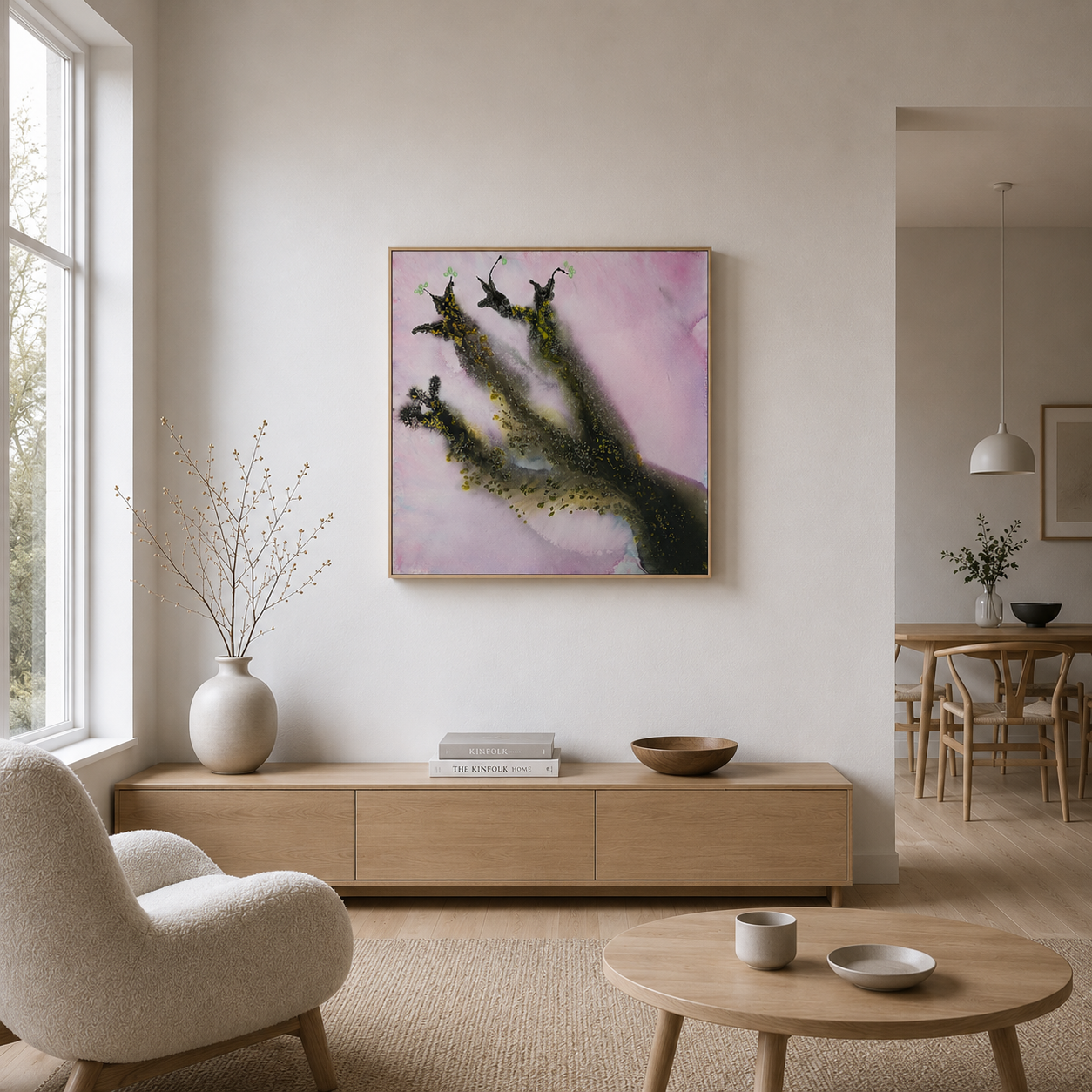 Minimalistische woonkamer met beige meubels, abstracte muurdecoratie en een groot raam.