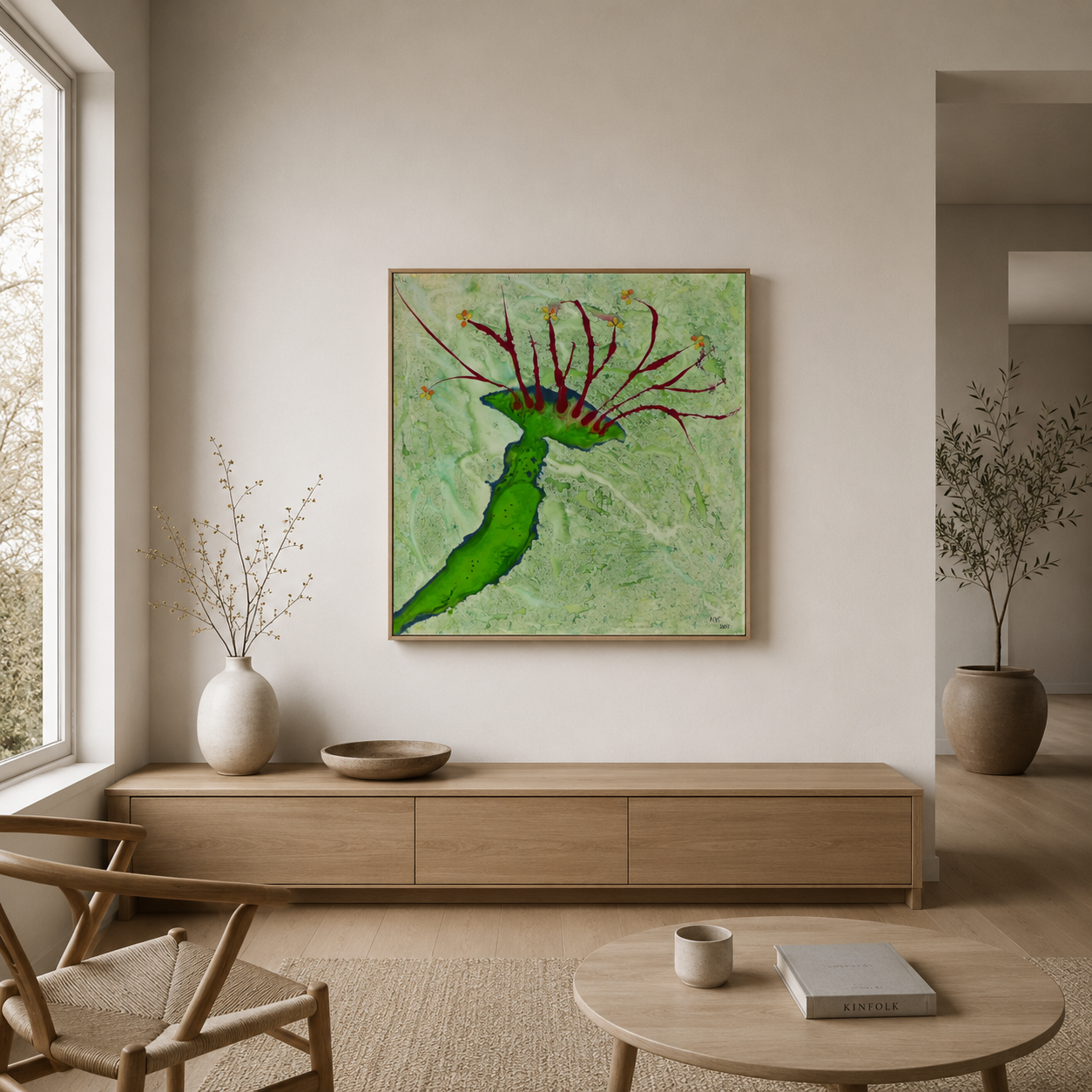 Minimalistische woonkamer met een groen abstract schilderij boven een houten console en een ronde salontafel.