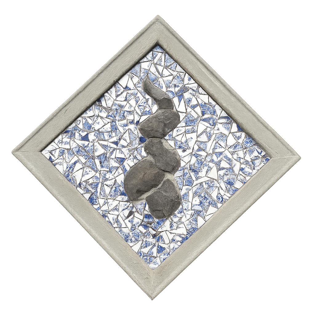 Abstracte grijze sculptuur op een ruitvormige spiegelmozaïekachtergrond met een beige rand.