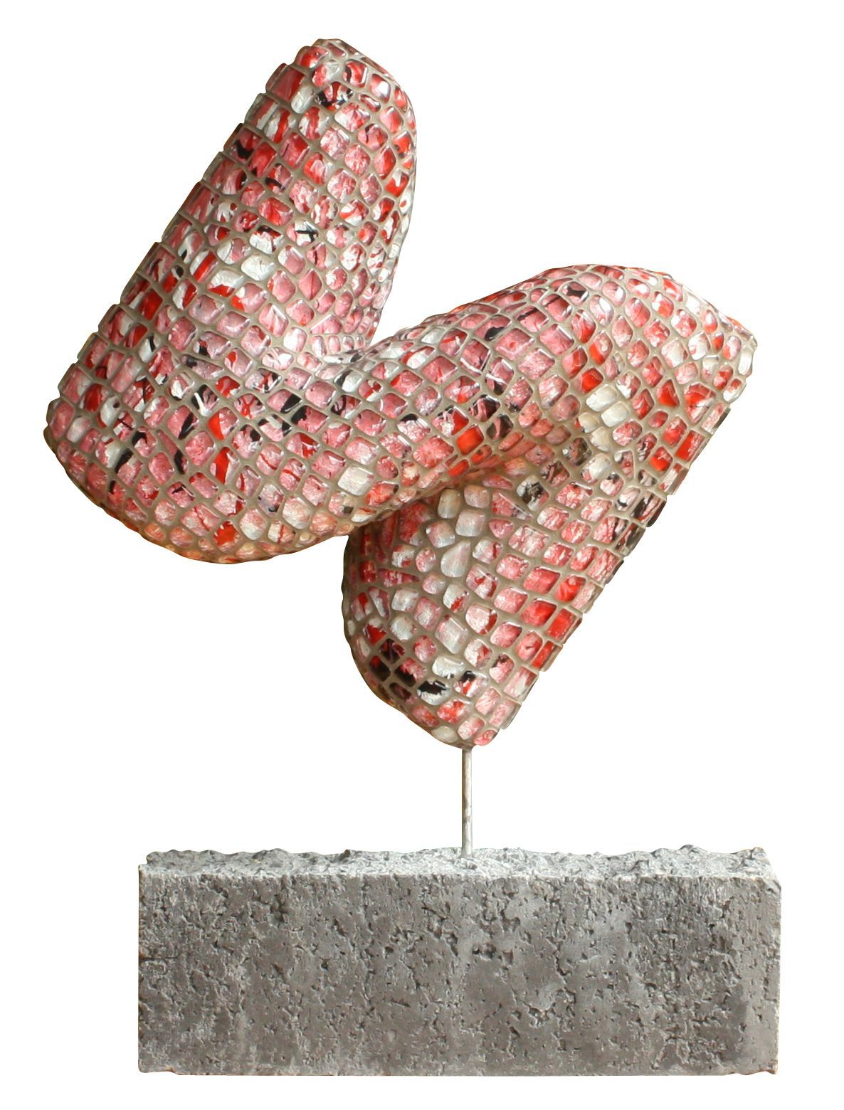 Abstracte sculptuur in rood en zilver op een betonnen sokkel tegen een witte achtergrond.