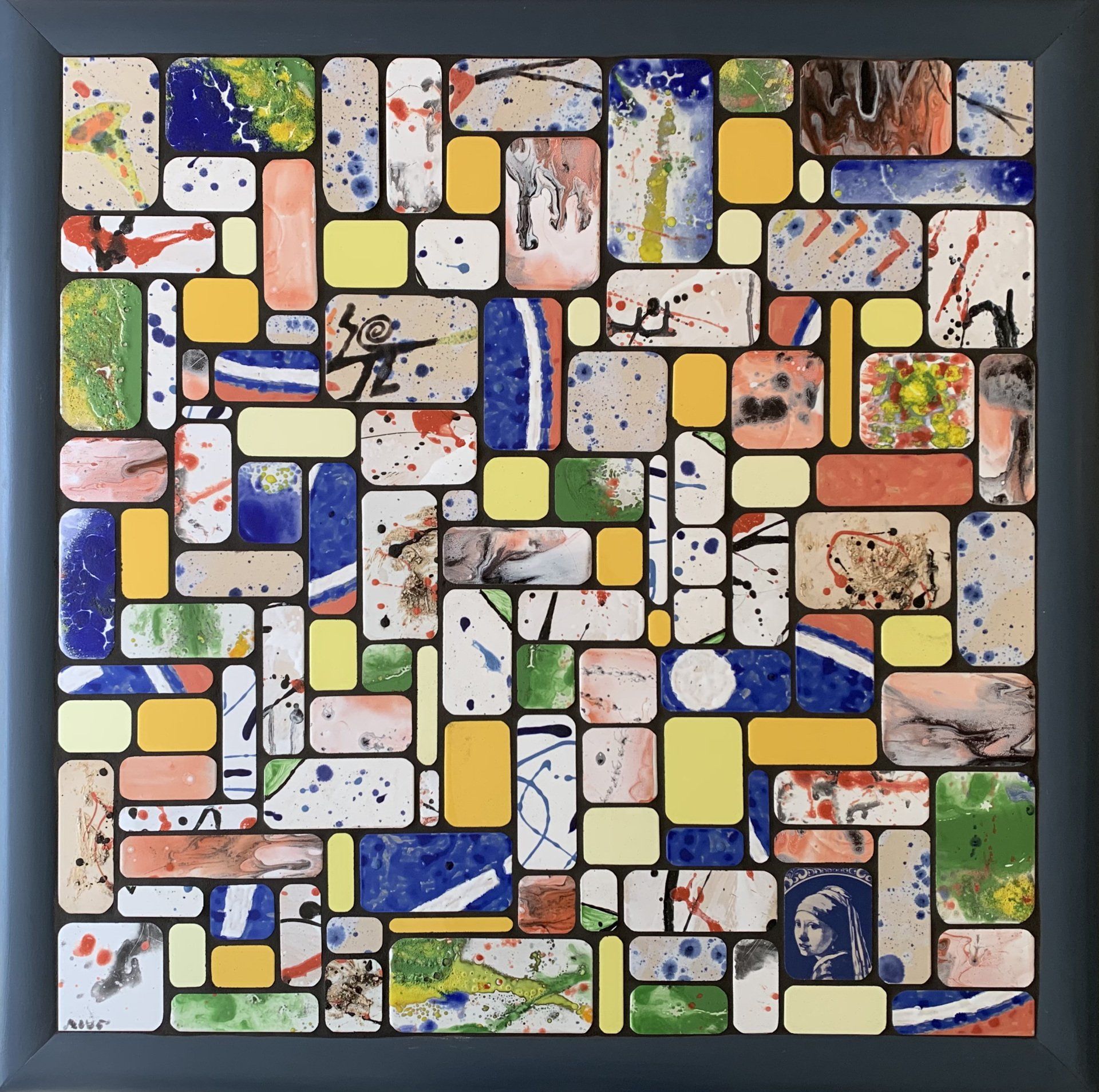 Abstracte mozaïek van kleurrijke rechthoekige tegels met blauwe, gele, witte, rode en groene accenten.
