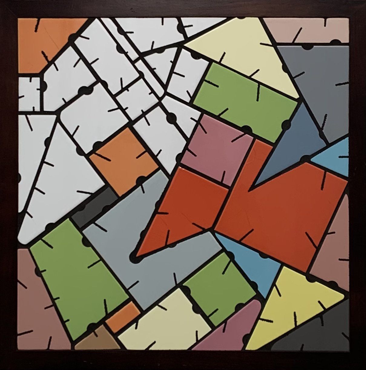 Abstract geometrisch patroon van in elkaar grijpende gekleurde vormen in oranje, groen, grijs, wit en rood.