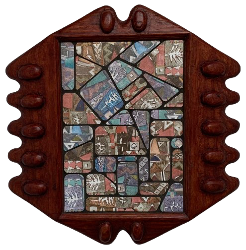 Zeshoekig frame van donker hout met in het midden een mozaïek van kleurrijke tegelmotieven.