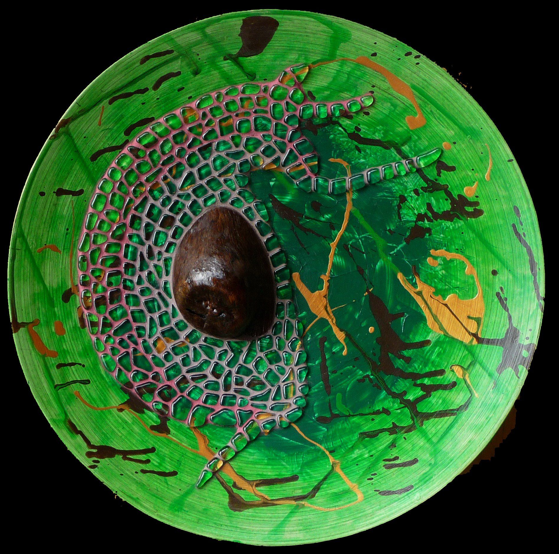 Groen cirkelvormig kunstwerk met een donker druppelvormig middenstuk en abstracte patronen in roze, zwart en geel.