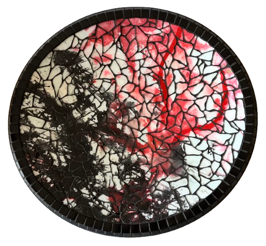 Abstracte ronde schaal in mozaïekstijl met een patroon van gebarsten glas in zwart, rood en wit.