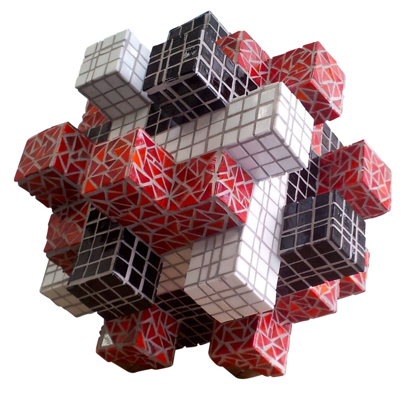 Abstracte 3D geometrische sculptuur van in elkaar grijpende rode, zwarte en witte kubussen.