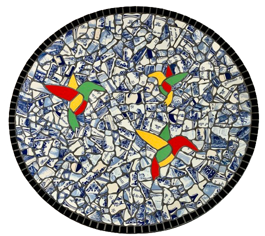 Rond mozaïekbord met drie kleurrijke kolibries op een blauw-witte tegelachtergrond.
