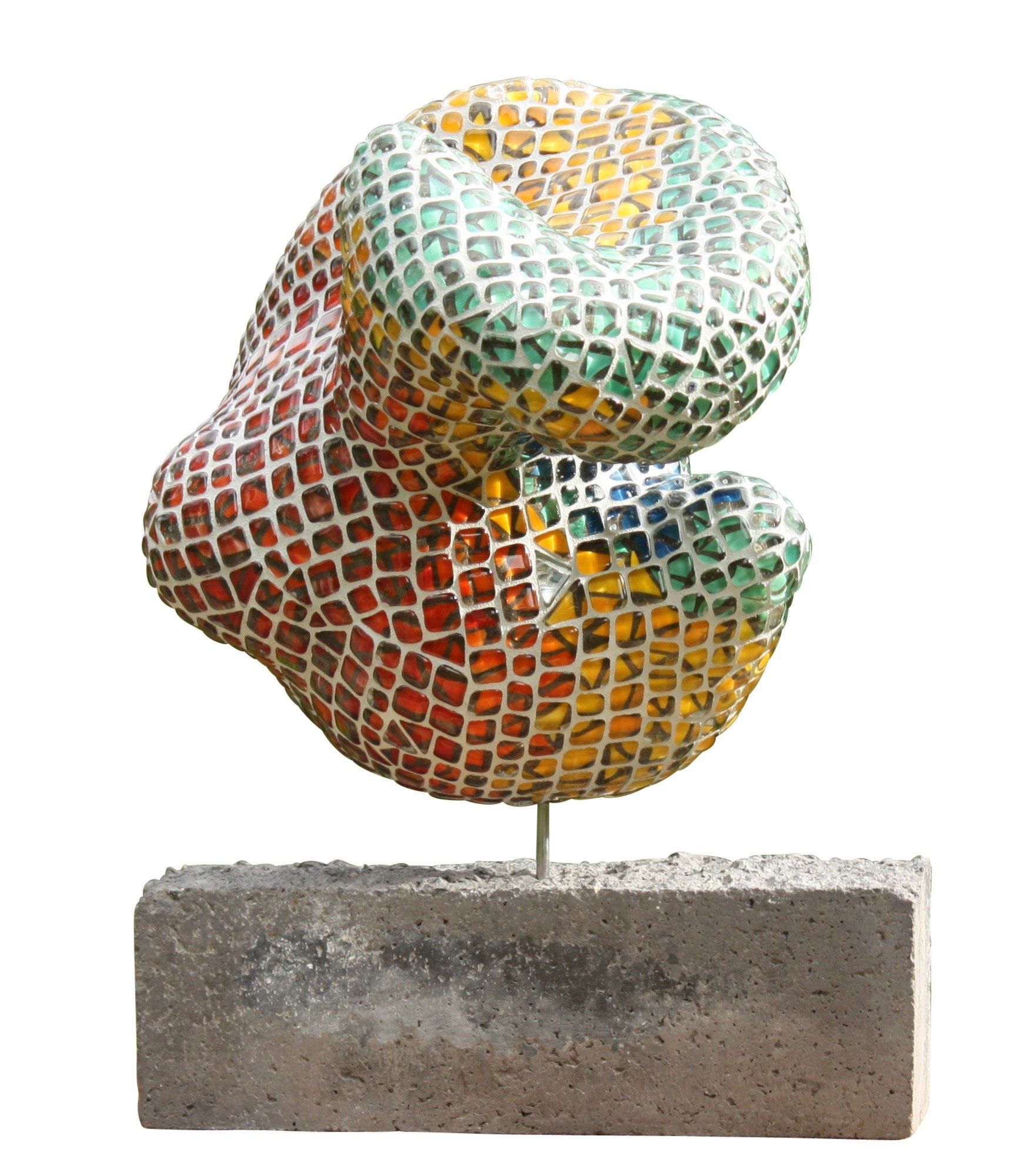 Kleurrijke mozaïeksculptuur op een betonnen sokkel, in de vorm van een gedraaide abstracte lus.