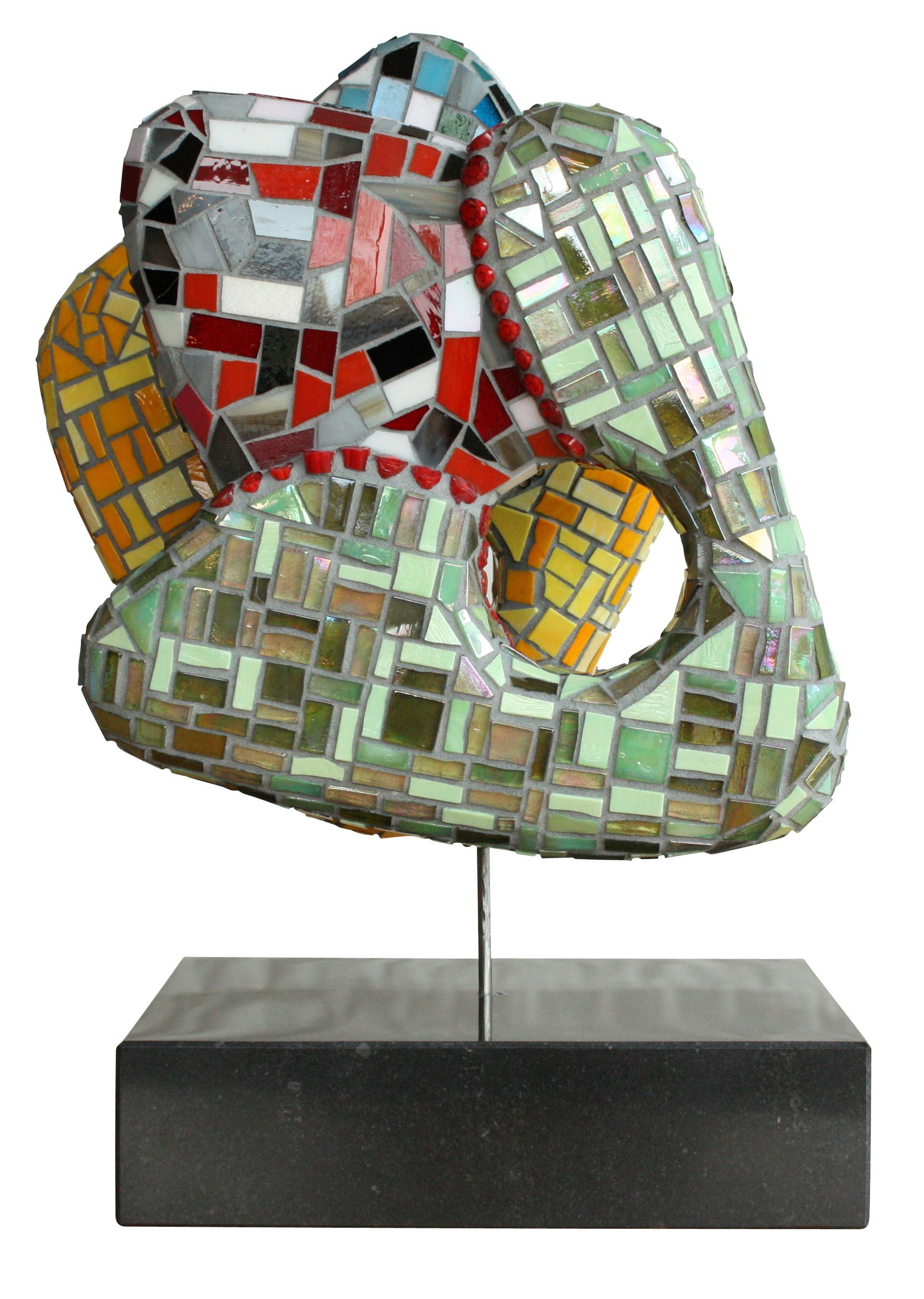 Abstracte mozaïeksculptuur met rode, zilveren, groene en gele tegels op een zwarte ondergrond.