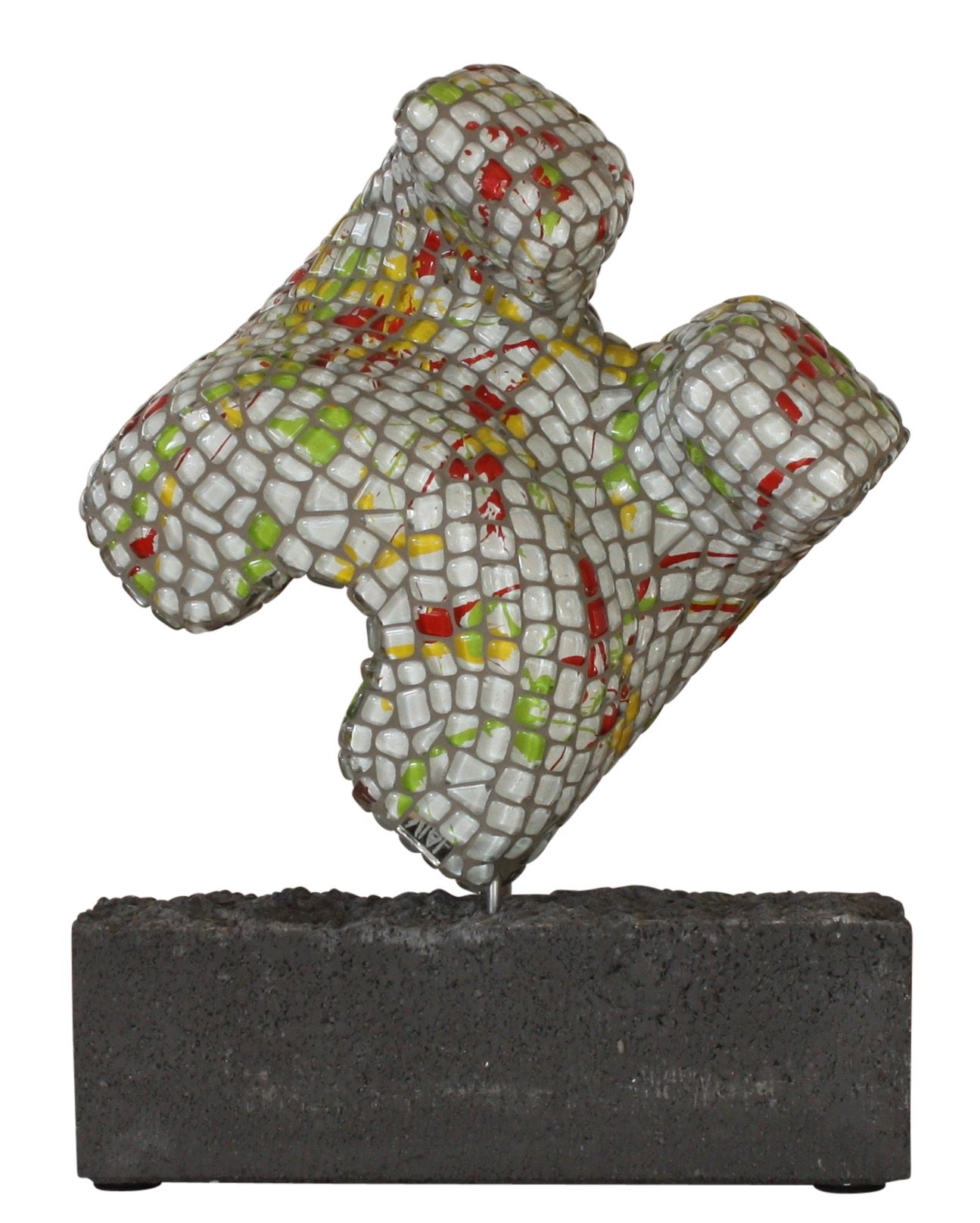 Abstracte, veelkleurige mozaïeksculptuur op een zwarte rechthoekige sokkel, geïsoleerd op een witte achtergrond.