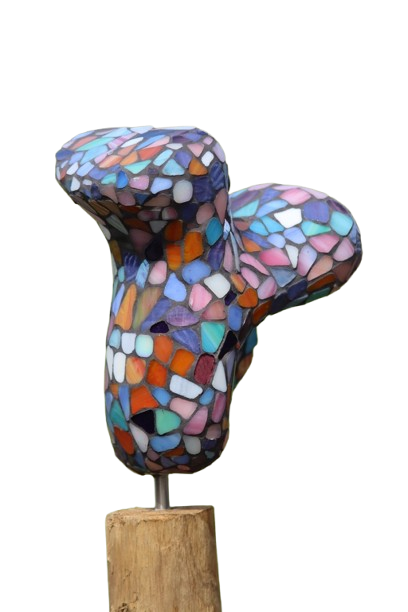 Abstracte sculptuur van mozaïektegels in blauw, paars en oranje op een houten sokkel.