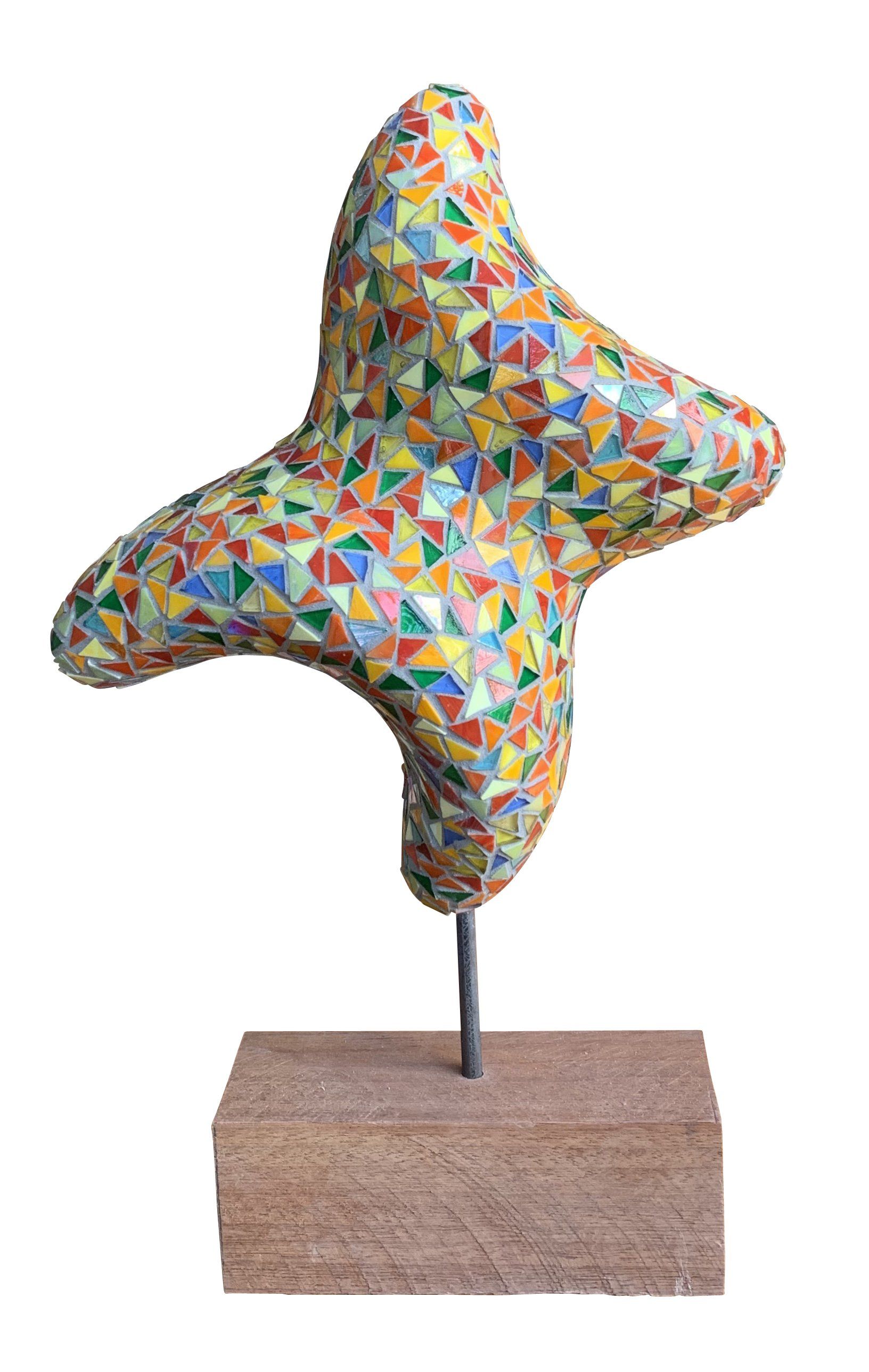 Kleurrijke abstracte sculptuur op een houten sokkel, gemonteerd op een metalen staaf.