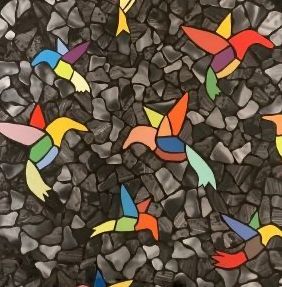 Abstracte, kleurrijke vogelvormen vliegen over een donkere mozaïekachtergrond van steen.