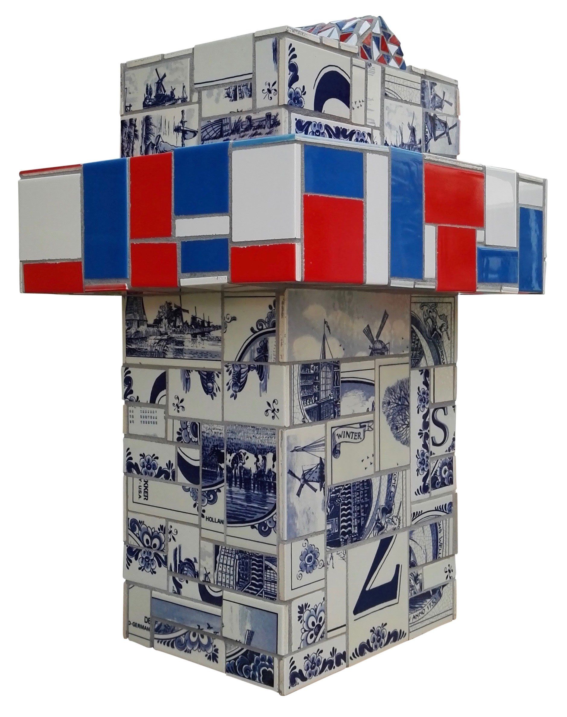 Decoratieve papieren sculptuur met een blauw-wit patroon op de basis en een bovenkant met rode, blauwe en witte strepen.